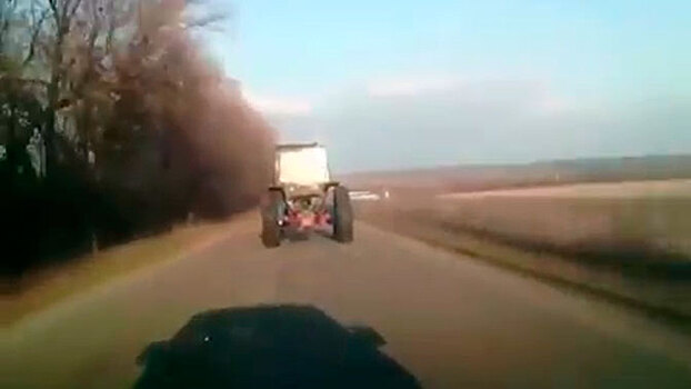 Колхозный форсаж: гоночный трактор испугал водителей своей скоростью