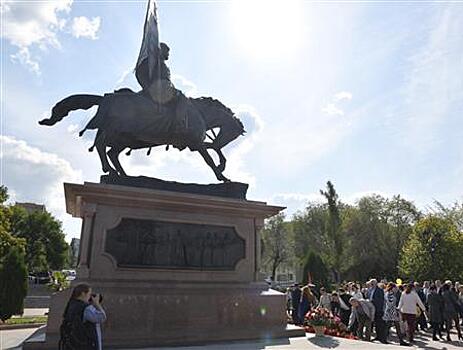 Самарцы возложили цветы к памятнику Григорию Засекину