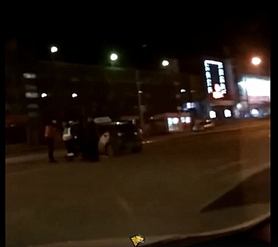 «Яндекс.Такси» и полицейская машина не поделили дорогу на Ватунина