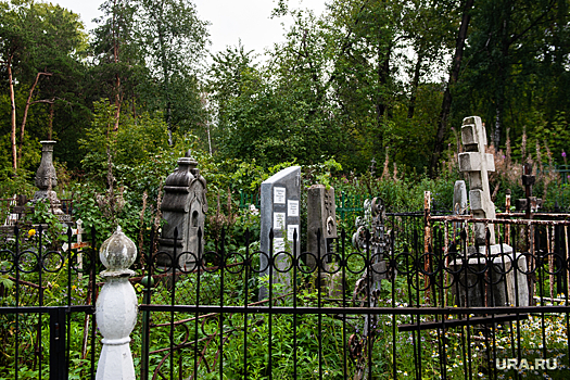 Жителям Осы не хватает дыр в новом заборе вокруг кладбища