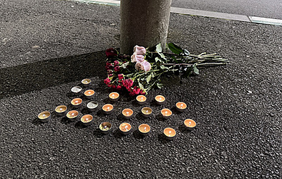 Жители Белграда несут к российскому посольству цветы и свечи в память о погибших в теракте