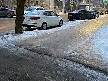Никогда такого не было, и вот опять: кировчане вновь жалуются на скользкие тротуары