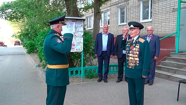 Военнослужащие полигона Капустин Яр исполнили «Смуглянку» для ветерана в канун 9 мая