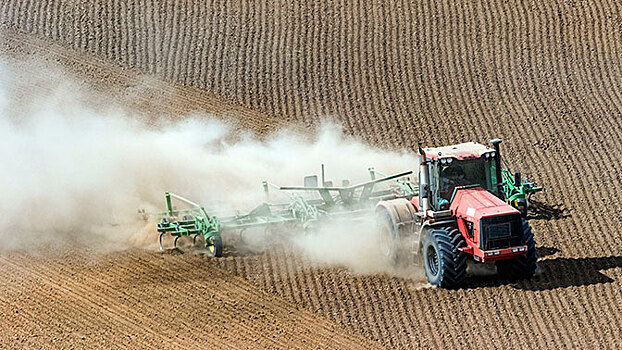 Перепутали с танком: ВСУ под Горловкой обстреляли трактор