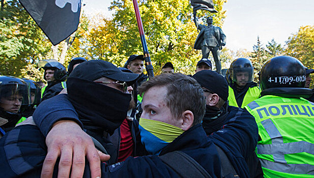 В Киеве пустили в ход слезоточивый газ