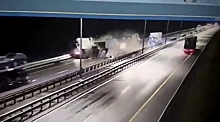 Массовое ДТП с грузовиками на трассе Москва-Петербург попало на видео