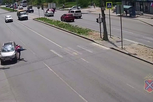 На камеру попало ДТП с пешеходом в Волгограде