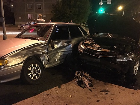 В Кургане ночью у торгового центра «Пушкинский» столкнулись три автомобиля
