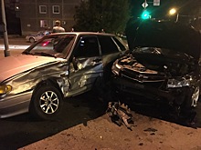 В Кургане ночью у торгового центра «Пушкинский» столкнулись три автомобиля