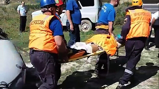 В Кабардино-Балкарии машина с туристами упала со скалы