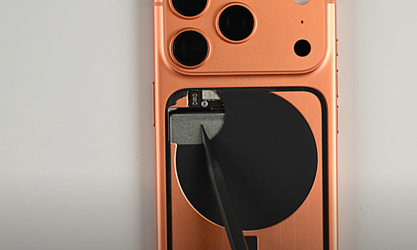iFixit: корпус iPhone 17 Pro прочный, но выступ камеры царапается мгновенно