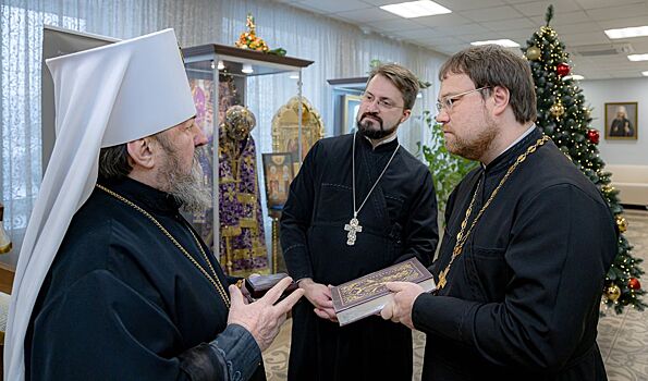 Митрополиту Удмуртскому вручили подарок от митрополита Минского