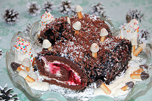 Торт "Рождественское полено", или Бисквитный рулет с замороженной вишней