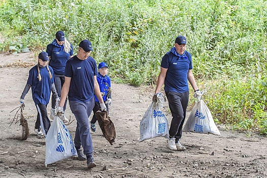 Волонтеры-нефтепеработчики очистили берег Оми в рамках акции "Вода России"