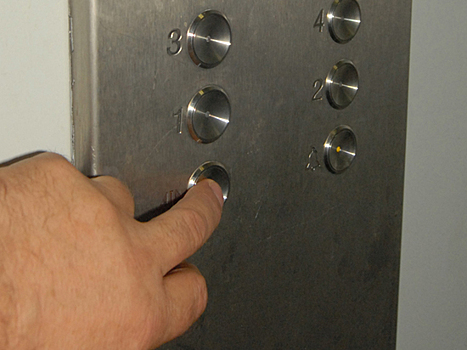 Желтые кнопки и аварийная подсветка: утвержден ГОСТ на лифты